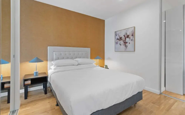 Modern 1-bed, City Skyline Views & Close to Shops