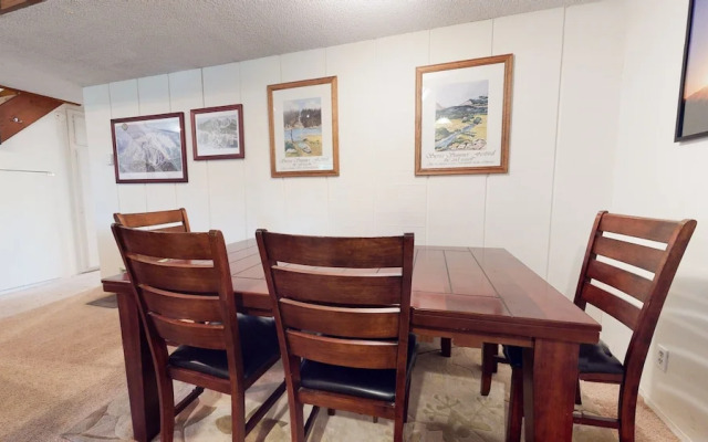 Sierra Manors 75 Cozy and Comfy Condo, On the Shuttle Route by Redawning