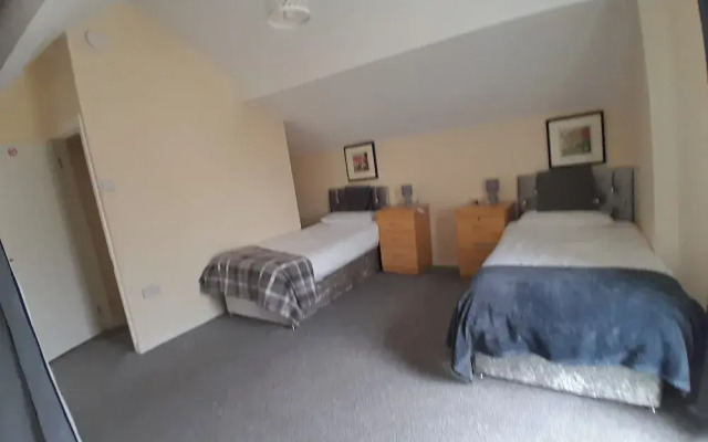 Blackpool - 2-beds - Sleeps 5 - Pet Friendly