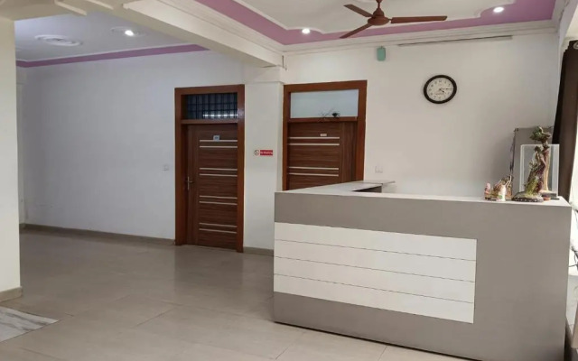 OYO 16721 Divine Hotel