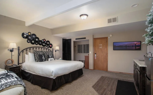 All Seasons River Inn