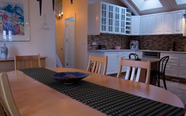 Three Sisters Studio Apartments