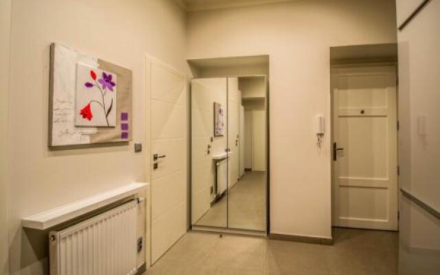 Bourgeois Apartment in Cultural Heritage Building by Ruterra