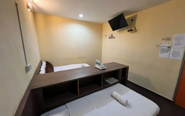 OYO 91040 Hotel Ezi Inn