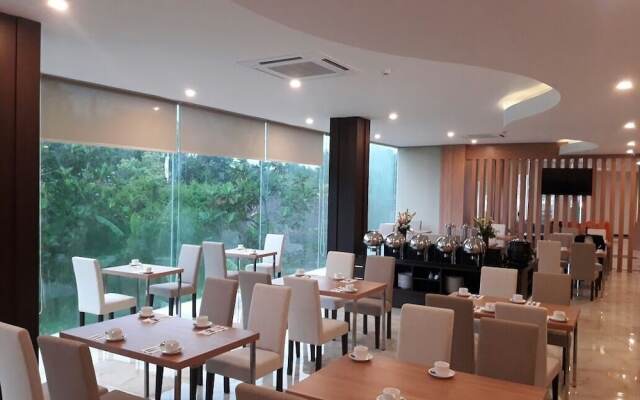 Front One Hotel Airport Solo