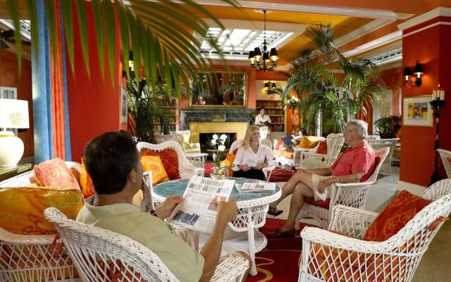 Colony Hotel & Cabaña Club