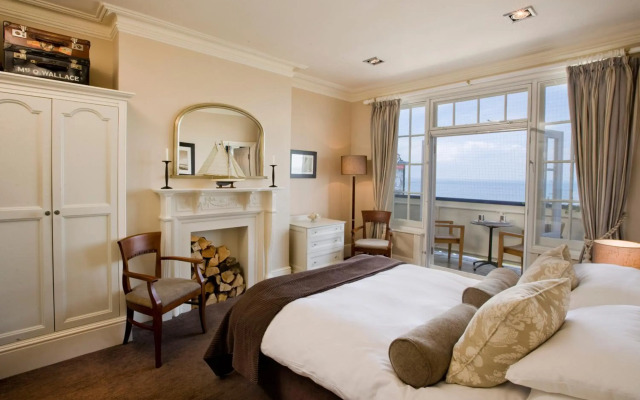 Marine Hotel
