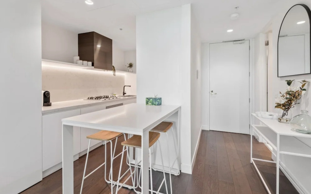 Chic 2-bed With Free Parking in South Yarra – Guest Rooms – Melbourne