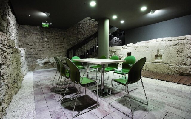 Leon Hotel & Lounge