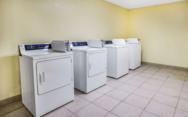 Days Inn & Suites by Wyndham Williamsburg Colonial