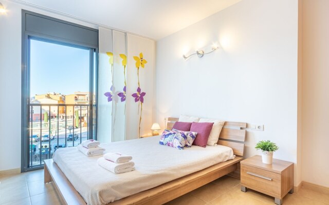Apartment With 3 Bedrooms, sea Views and Pool