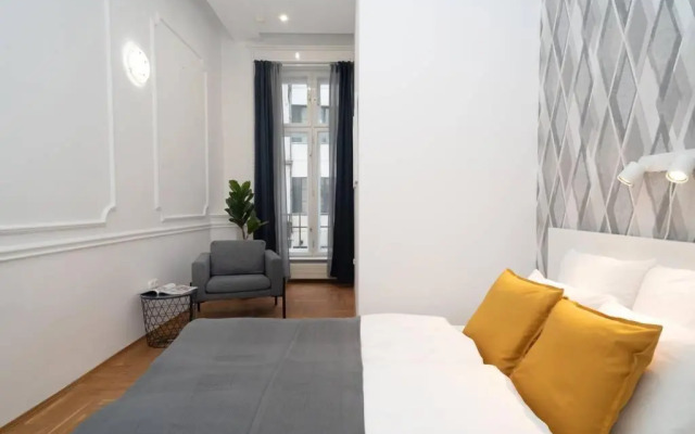 BEST located, 150 m2 5 bedrooms apt.,