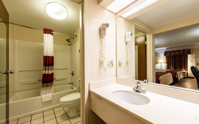 Red Roof Inn & Suites Clinton, TN