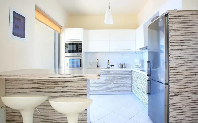 Seafront home 4' walk to private beach
