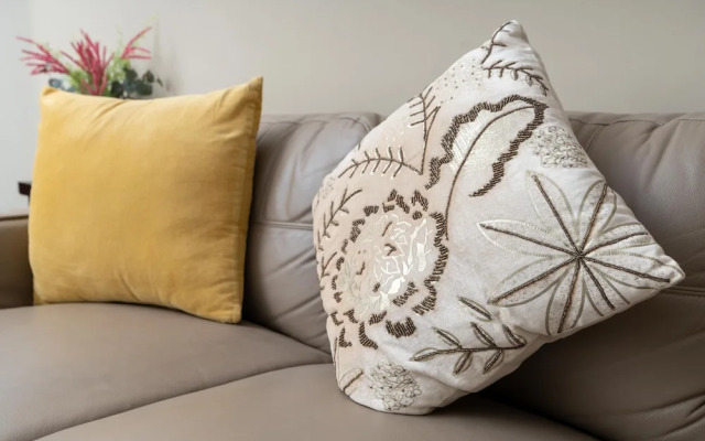 Whitesage - Elite Apartment With Balcony Near Metro Station