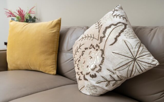 SuperHost - Spacious Apartment With Balcony Near Metro Station