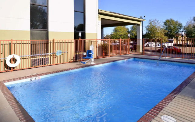 Red Roof Inn & Suites Clinton, MS