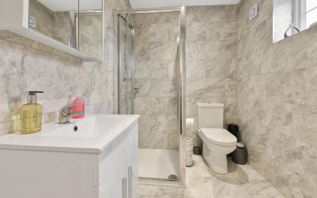 Rochfords Serviced House with 5 Bedrooms