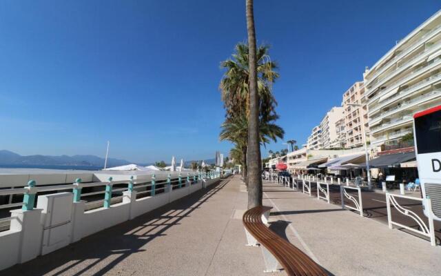 Amazing Sea View 2 Bedroom Front of the Beach 303