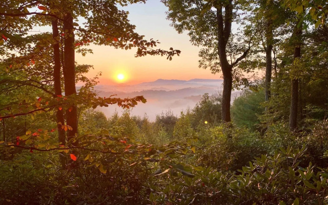Cabin Near Boone w/ Hot Tub & Mountain Views