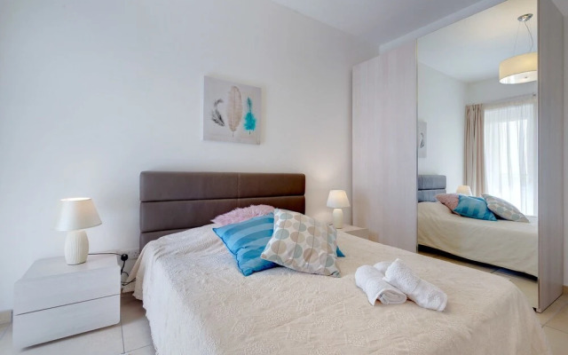 Seafront LUX Apartment wt Pool, Upmarket Area