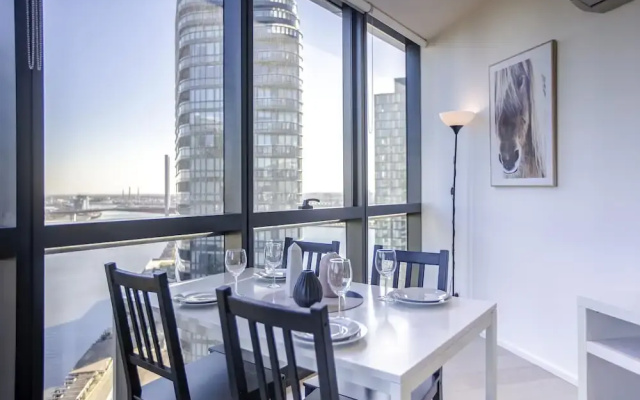 Docklands high level 1 Bedroom Apartment with pool by KozyGuru