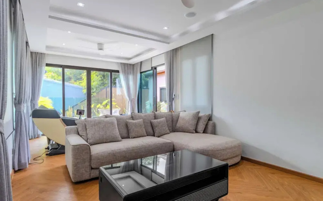 5BR Villa Waterfall Pool Movie Room V257