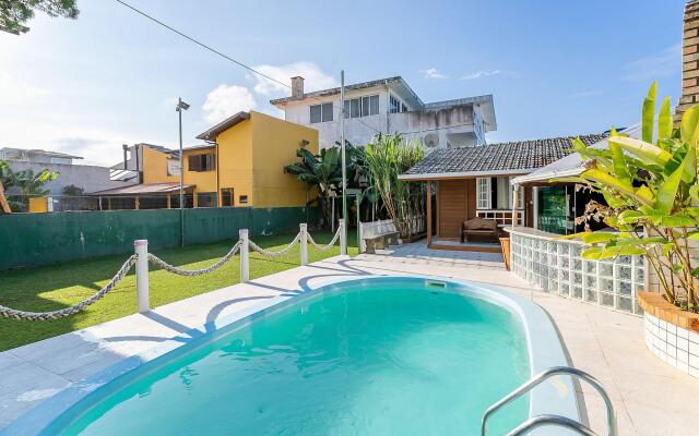 Casa c/ área verde e perto da praia LDS173