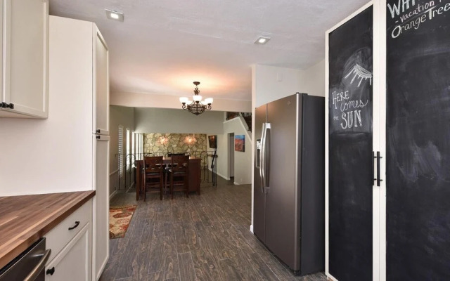 Spacious Updated 2 Masters POOL