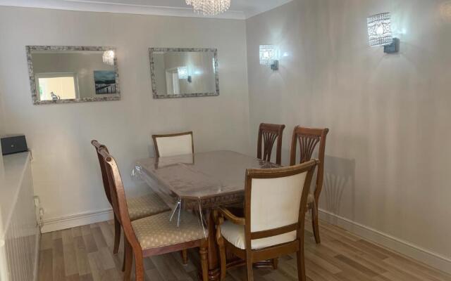Fantastic home Bournemouth with Jacuzzi Garden parking