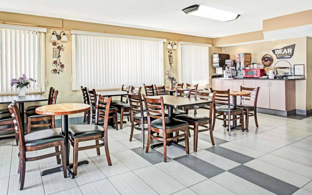 Knights Inn Aurora