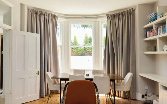 The West Kensington Hideout - Cozy 2bdr Flat With Garden