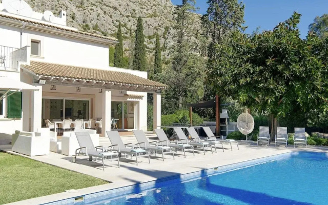 Villa on the Foot of La Font Hills