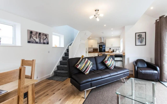 Superb Detached Coach House in Peaceful Location!