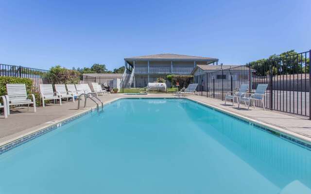 Travelodge by Wyndham Clearlake