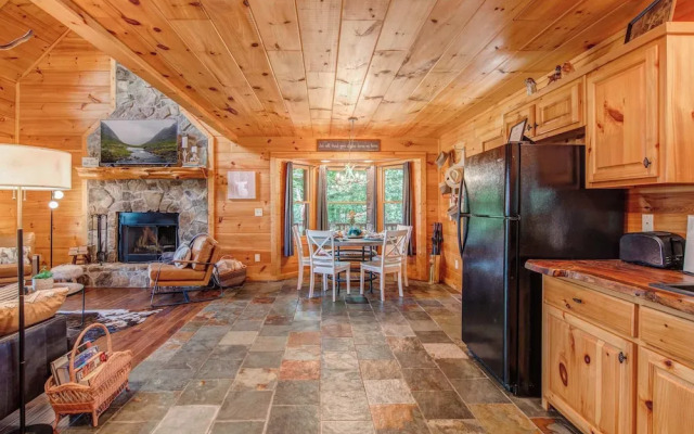 Gorgeous & Secluded 3 BDR Cabin in Mineral Bluff!