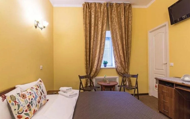 Anichkov Bridge Living Quarters