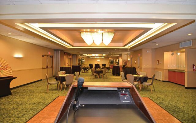 Airport Honolulu Hotel, Trademark Collection by Wyndham