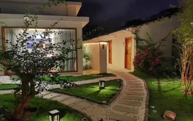 Cover yard homestay