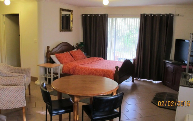 Ebony Quill Cottages