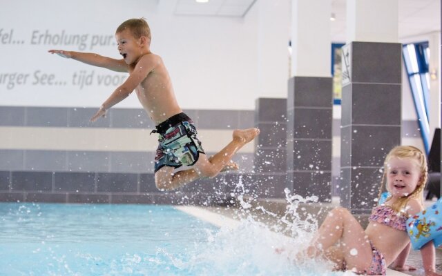 Detached Bungalow with Washing Machine near Lake