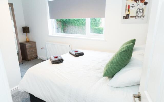 Charming 2 Bedroom House - Free Parking - Great Location
