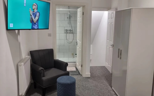 London Oasis Modern 2BR Apartment