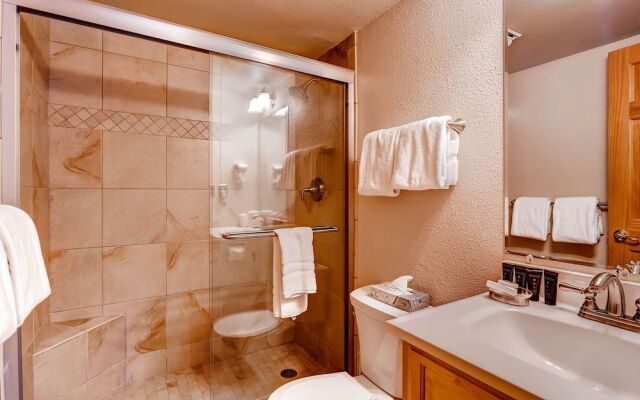 Perfect Mountain Retreat/3br -fireplace, Kids Ski Free 3 Bedroom Condo by RedAwning