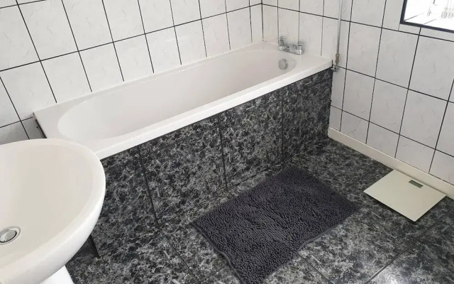 Sleeps 6, Guests&contractors, Wi-fi, Free Parking