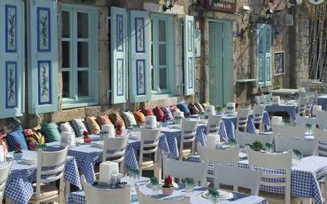 Saki Alaçatı Otel & Meyhane