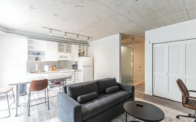 Sleek DT Cleveland Apt at City Club
