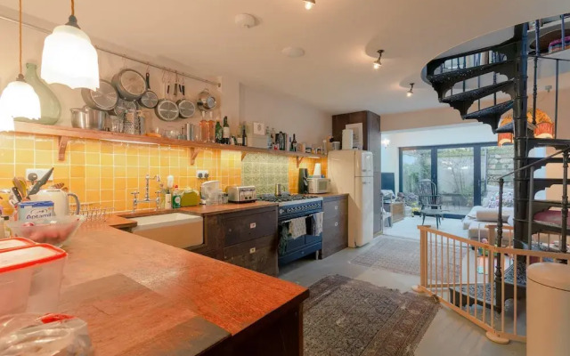 3 Bedroom House With Garden in London Fields