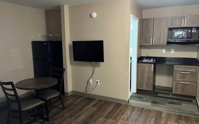 HomeTowne Studios & Suites by Red Roof Charlotte - Ballantyne