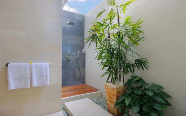 Luxury Private Villa, 4 BR, Canggu w/ Staff